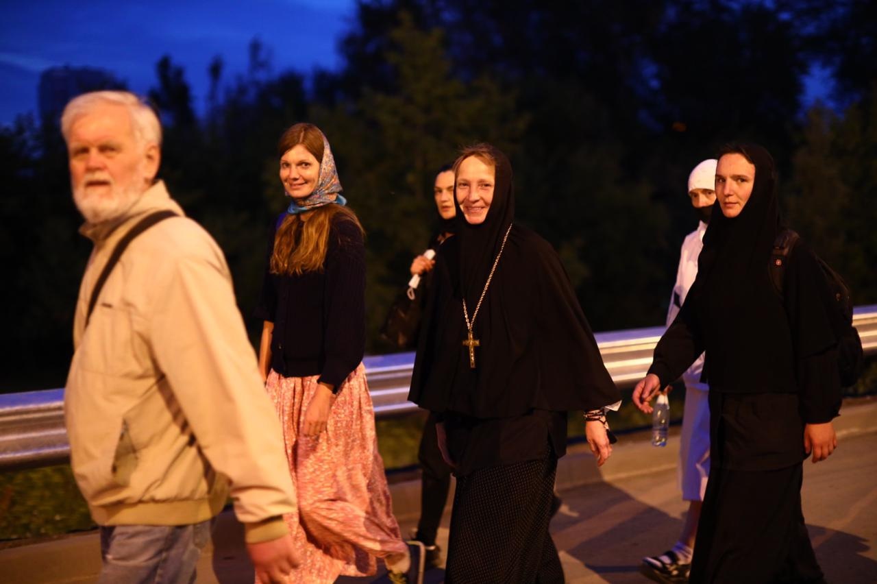 Группа верующих. Люди в церкви. Потеряевка православная деревня. Сегодня день памяти иоанна кронштадтского. Сирийские женщины.