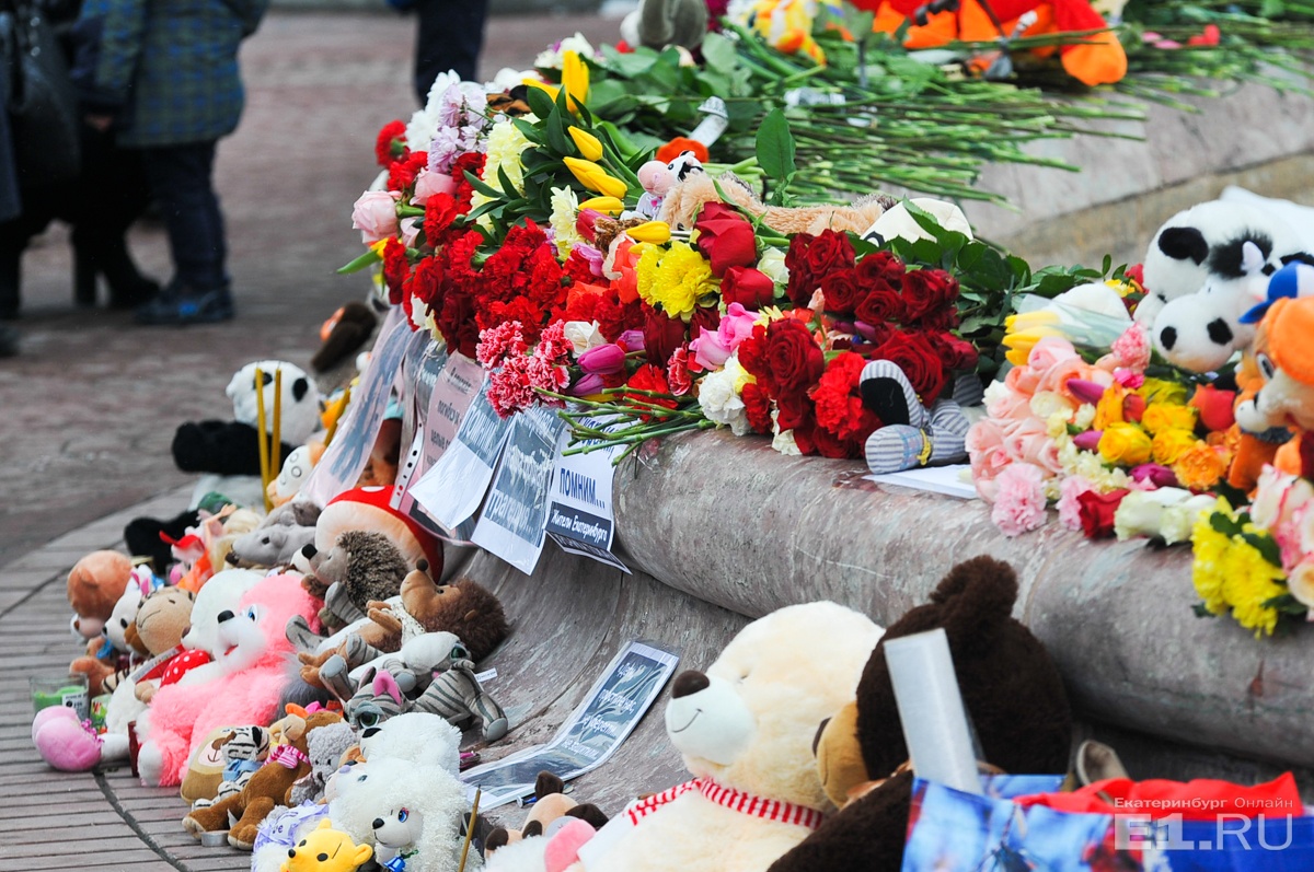 Национальный траур. Траур по погибшим в Кемерово. Траур в екатеринбурге